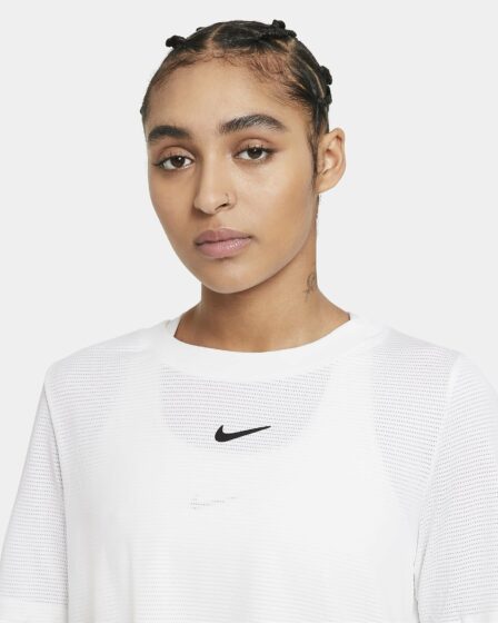 Nike-Court-Advantage-Dame-T-shirt-White-Black-logo_1