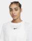 Nike-Court-Advantage-Dame-T-shirt-White-Black-logo_1